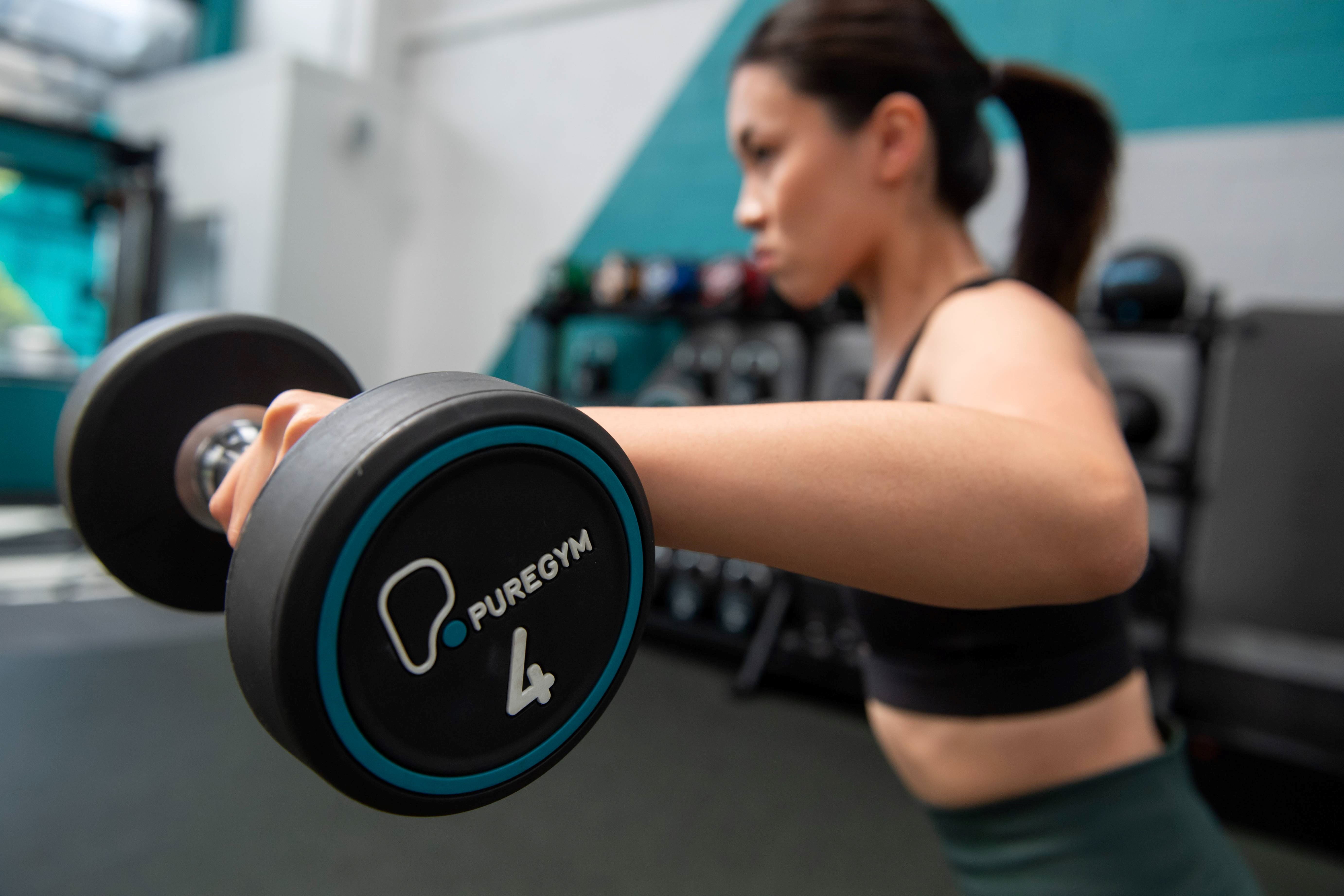 barbell lifting in gym